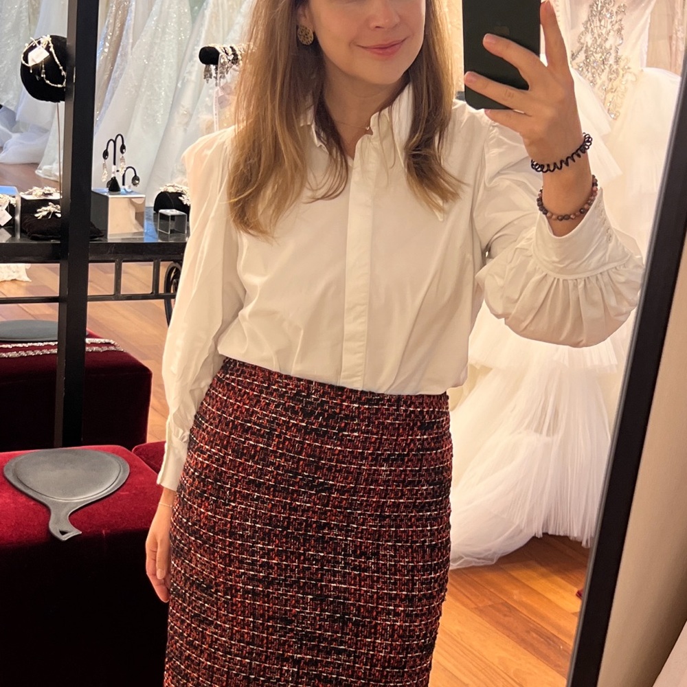 White shirt. Bell sleeves. Fitted cut.